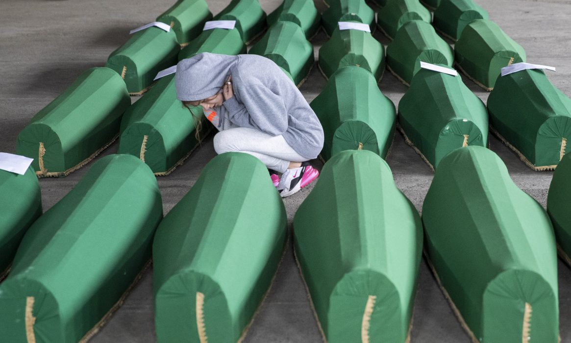 A girl inspects coffins prepared for burial, in Potocari near Srebrenica, Bosnia, Wednesday, July 10, 2019. The remains of 33 victims of Srebrenica massacre will be buried on July 11, 2019, 24 years after Serb troops overran the eastern Bosnian Muslim enclave of Srebrenica and executed some 8,000 Muslim men and boys, which international courts have labeled as an act of genocide. (AP Photo/Darko Bandic) Kistor som idag begravs