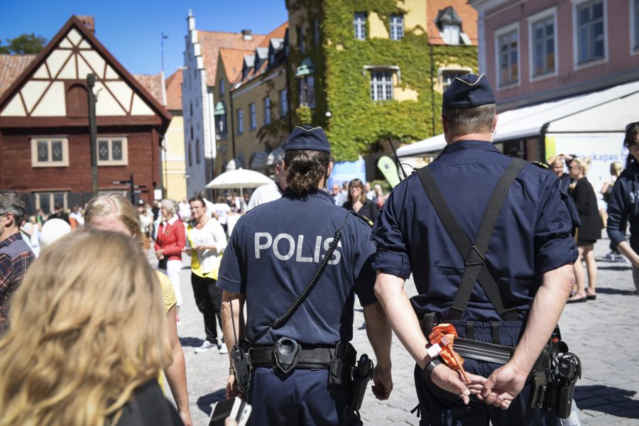 Polis patrullerar på Donners plats i Visby under Almedalsveckan.