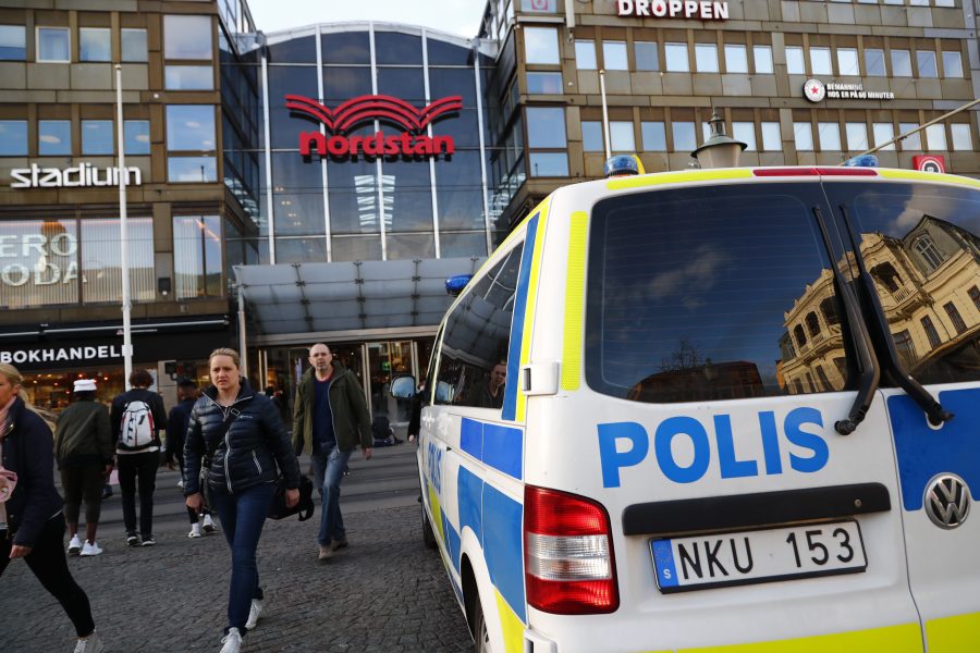 En 19-årig som blev knivhuggen inne på köpcentrumet Nordstan i Göteborg har avlidit.
