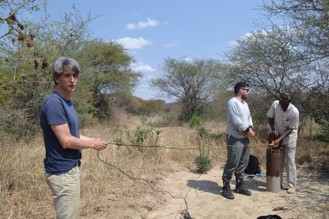 Richard Taylor (till vänster) är professor i hydrogeologi vid University College London och ledare för det forskningsprojekt om grundvatten som pågår i tre afrikanska länder.