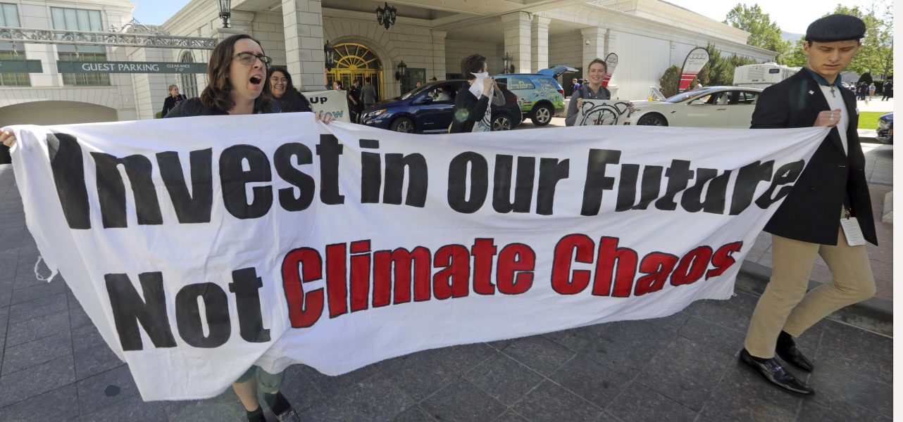 Allt fler mobiliserar sig världen över för att rädda klimatet - politiker måste ta sitt ansvar.