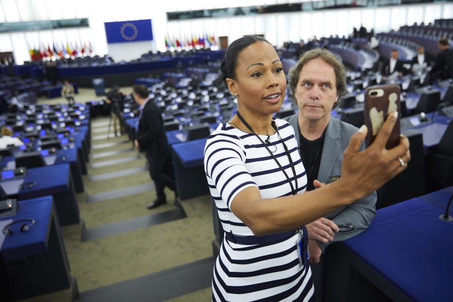 De svenska EU-ledamöterna Alice Bah Kuhnke (MP) och Pär Holmgren (MP) tar en selfie under EU-parlamentets samling i Strasbourg.