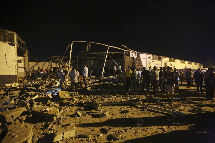 Räddningsarbetare gräver fram döda efter luftangreppet mot migrantlägret Tajoura.