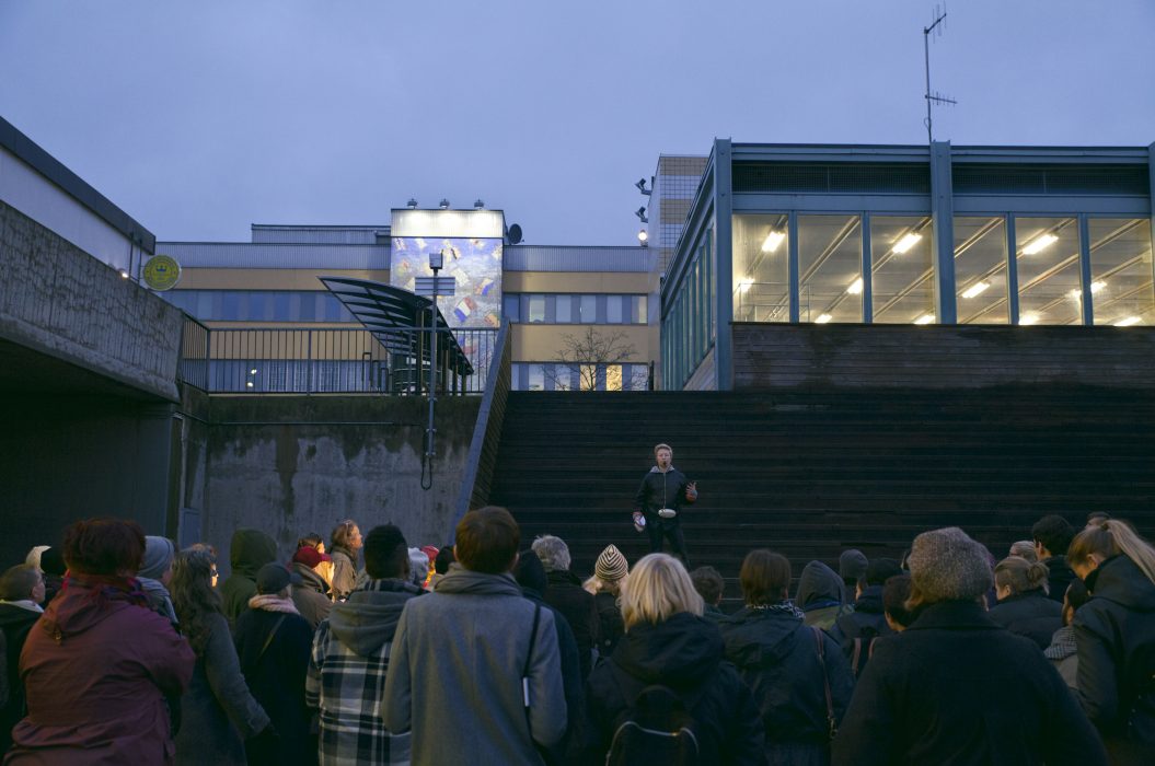 Sam Hultin guidar på en tidigare upplaga av lesbisk stadsvandring i Tensta.
