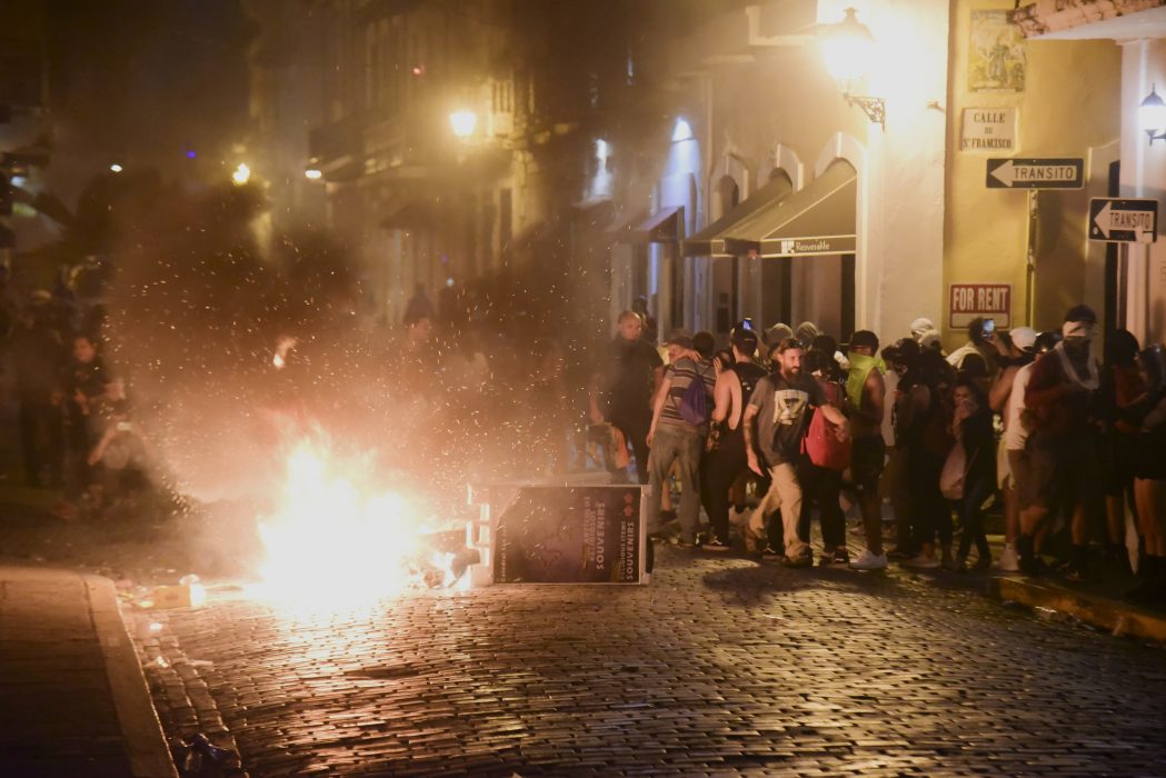 Måndagskvällens protester mot Puerto Ricos guvernör Ricardo Rosselló i huvudstaden San Juan blev delvis våldsamma.