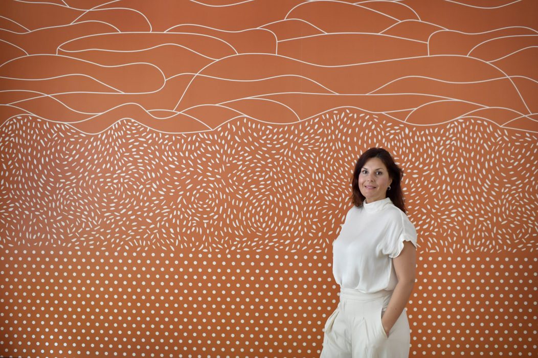 Hudforskaren Johanna Gillbro tror att det är bättre med en minimalistisk hudvård.