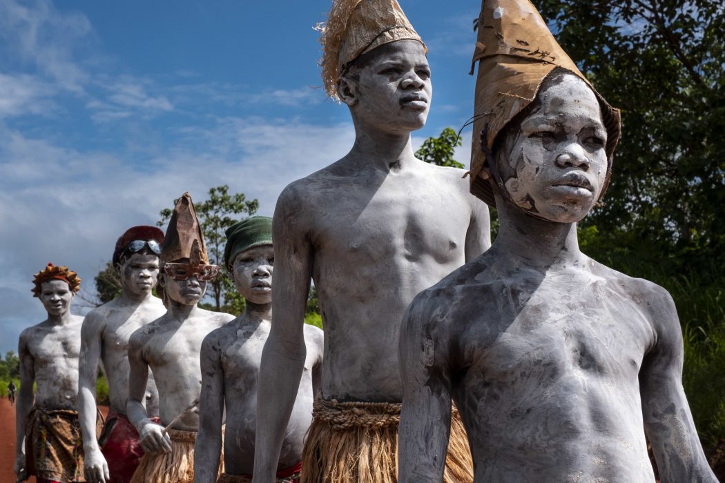 Unga män och pojkar på väg till en utbildningsceremoni i Bambari i Centralafrikanska republiken.