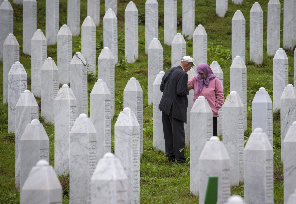 Relatives of victime visit the memorial cemetery in Potocari near Srebrenica, Bosnia, Wednesday, July 10, 2019. The remains of 33 victims of Srebrenica massacre will be buried on July 11, 2019, 24 years after Serb troops overran the eastern Bosnian Muslim enclave of Srebrenica and executed some 8,000 Muslim men and boys, which international courts have labeled as an act of genocide. (AP Photo/Darko Bandic) Anhöriga till offren besöker minnesgravplatsen utanför Srebrenica, i Potocari