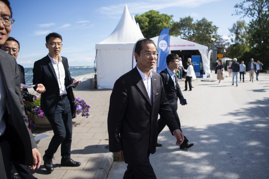 Kinas ambassadör i Sverige Gui Congyou i Visby under Almedalsveckan.
