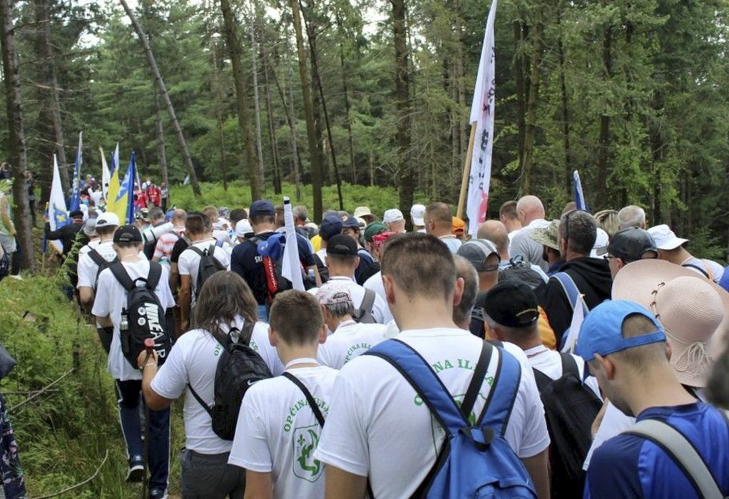 A procession of some thousands moves through woods near Nezuk, Bosnia, Monday, July 8, 2019, in memory of the worst massacre in Europe since World War II. The 100-kilomenter (60-mile) march started Monday tracing a route taken by Bosnian Muslims who fled the eastern Bosnian town of Srebrenica when it was captured by Bosnian Serbs during the war in the 1990s. (Kadira Sakic, FENA via AP) I måndags påbörjades en 10 mil lång fredsmarsch