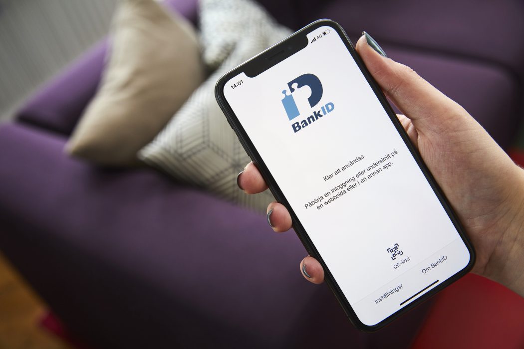 Många unga luras att logga in på sin bank över telefon.