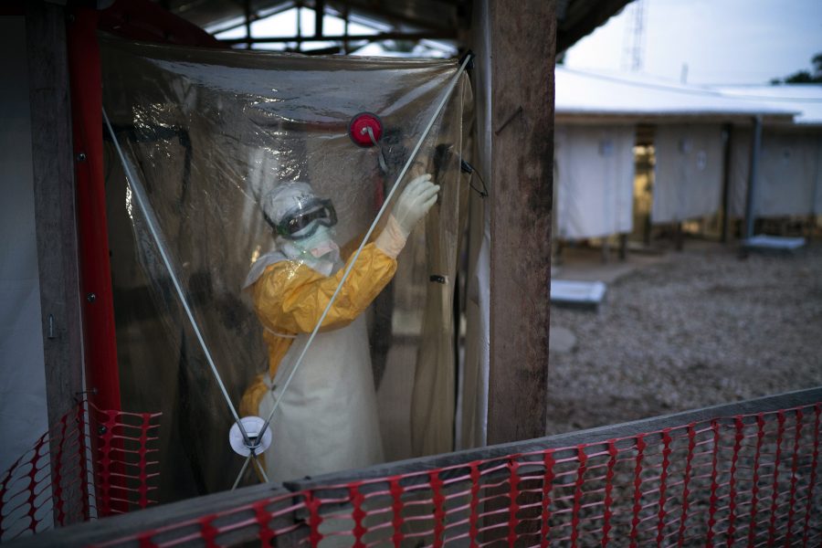 Insjuknade ebolapatienter isoleras i plasttält.