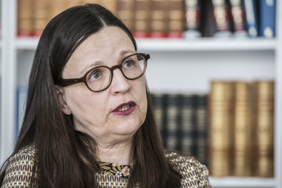 Utbildningsminister Anna Ekström (S) inleder en översyn av Barn- och elevombudet efter kritik.