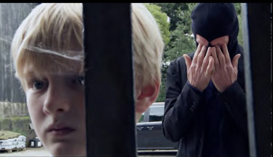 Stillbild från en scen ur filmen "Could this be you?" där ett känslomässigt tillfälle från Alans barndom återskapas med hjälp av en barnskådespelare.