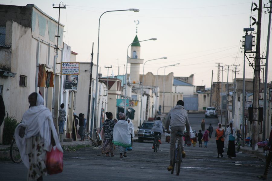 Mörkret faller i staden Adi Kaye i södra Eritrea.