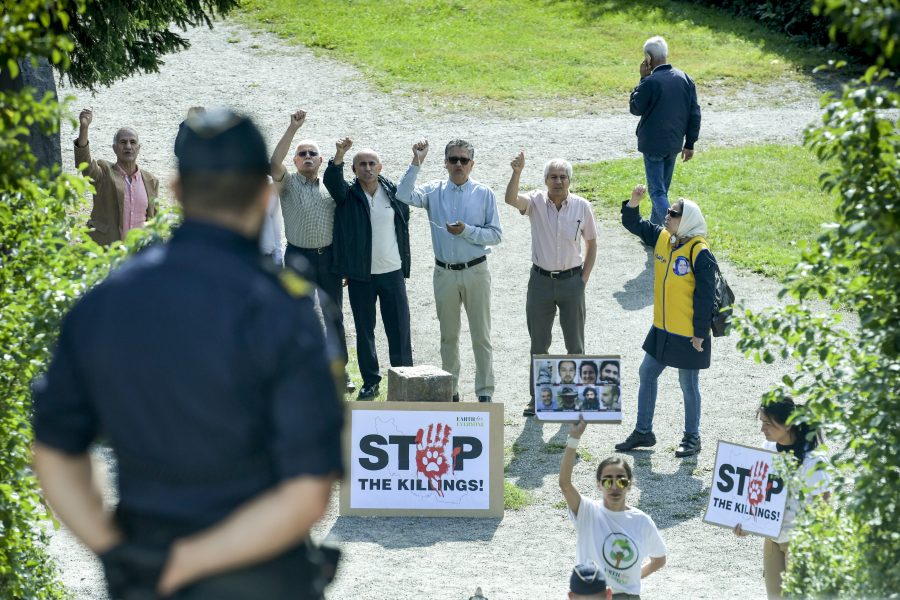 Demonstration i samband med att Irans utrikesminister Javad Zarif föreläser på fredsinstitutet Sipri i Solna.