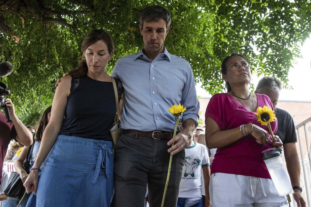 Den demokratiske presidentaspiranten och tidigare kongressledamoten Beto O´Rourke tillsammans med sin hustru Amy Hoover Sanders, till vänster, och representanthusledamot Veronica Escobar vid en minnesmarsch för offren för masskjutningen i El Paso i Texas.