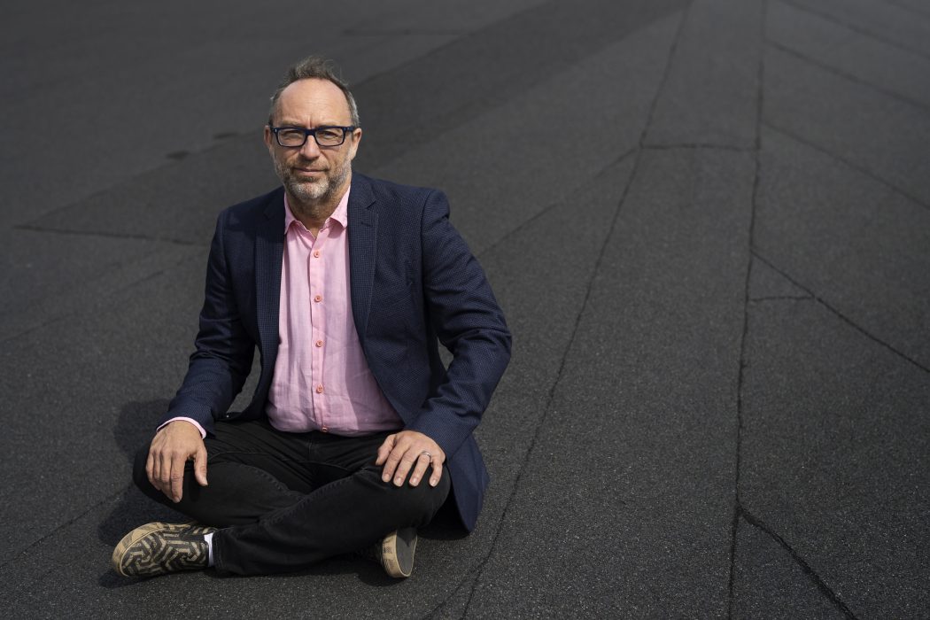 För 18 år sedan startade Jimmy Wales och hans kollega Larry Sanger Wikipedia, som blivit världens femte mest välbesökta sajt.