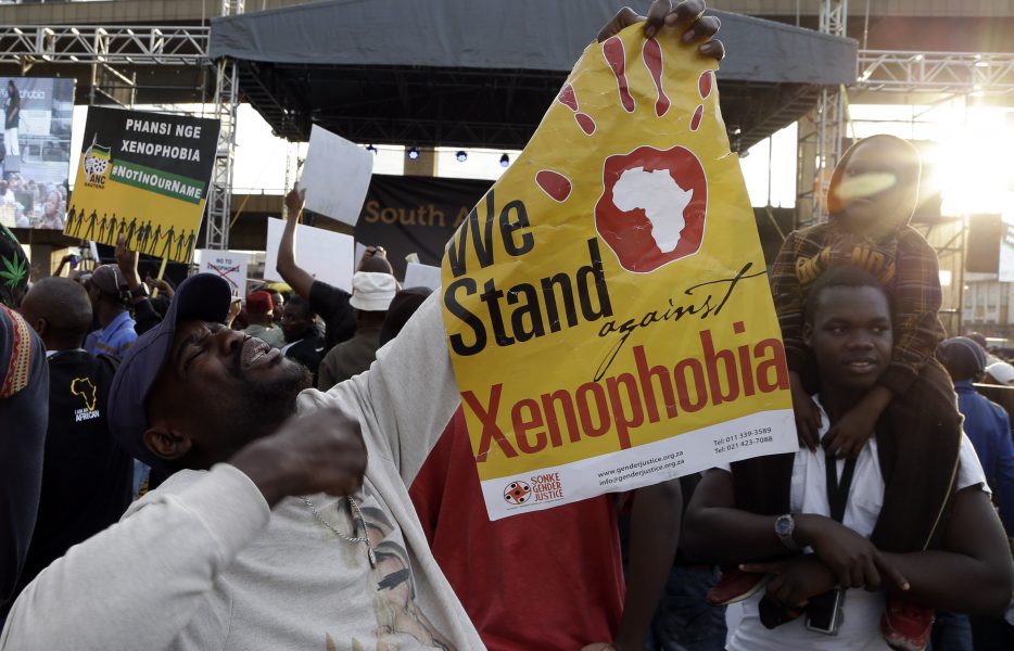 En man deltar i en protestmarsch mot rasistiskt våld i Johannesburg, Sydafrika, 2015.