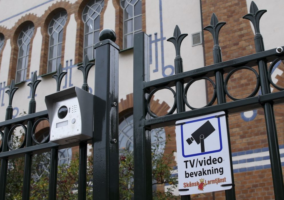 Övervakning vid på synagogan i Malmö.
