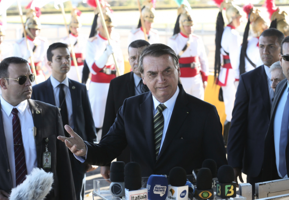 Brasiliens president Jair Bolsonaro vill nu ha utländsk hjälp till släckningsarbetet i Amazonas.