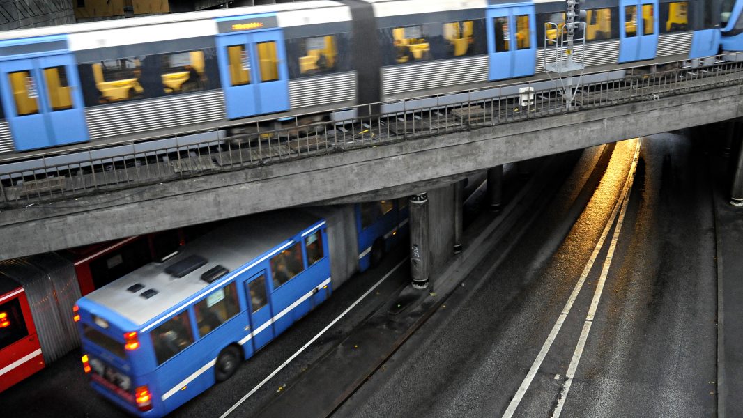 Regeringen vill utreda ett gemensamt biljettsystem för all kollektivtrafik i Sverige.