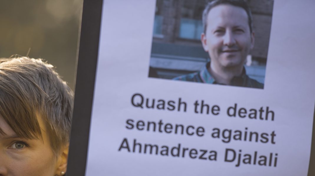 Demonstration utanför Irans ambassad på Lidingö för den fängslade KI-forskaren Ahmedreza Djalali.