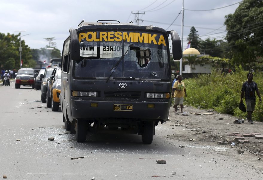 En polisbuss med krossade rutor vid protesterna i Timika på onsdagen.