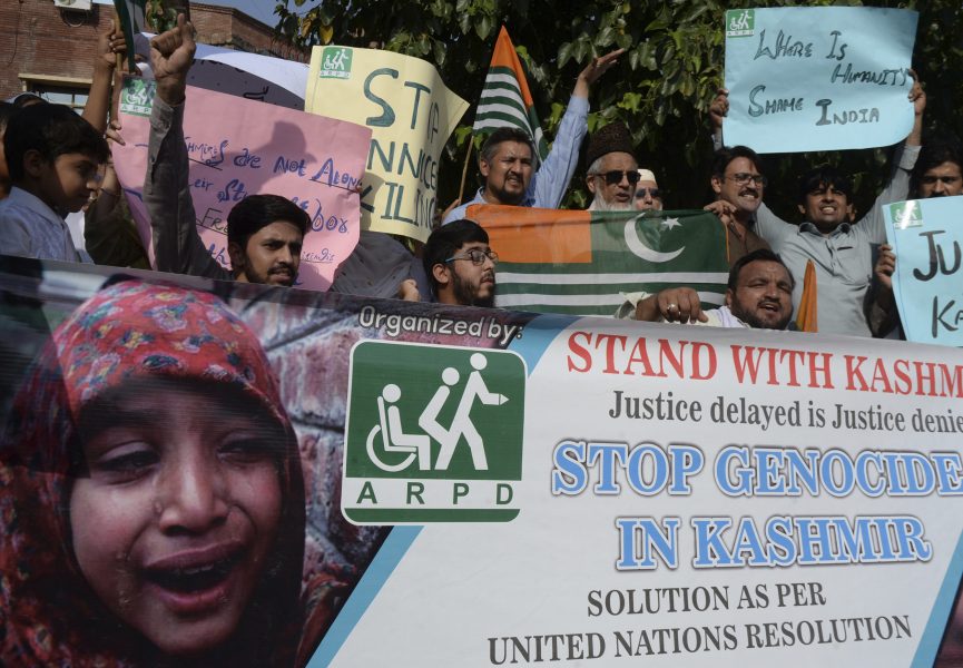 Pakistanier demonstrerar sitt stöd  för sina vänner på andra sidan gränsen i Kashmir.