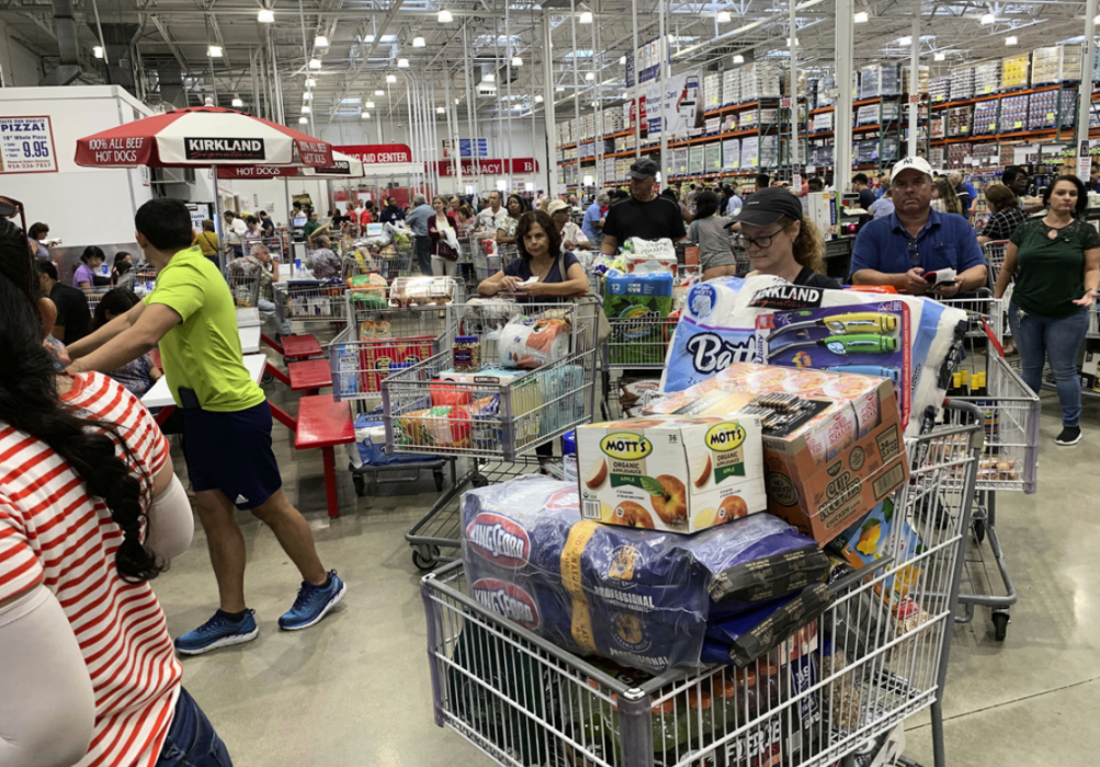Människor köar i en butik i Davie i Florida på torsdagen för att bunkra upp förråd inför orkanen Dorians ankomst.
