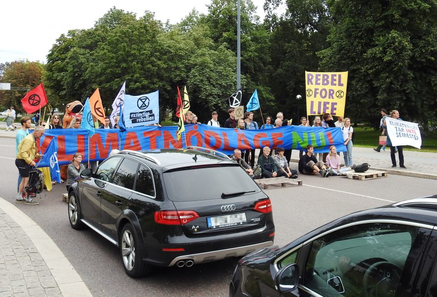 Aktivister i nätverket Extinction rebellion blockerar bilisters ut och in i centrala Stockholm vid Lindhagensplan på Kungsholmen.