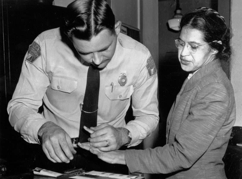 Rosa Parks tvingas lämna fingeravtryck efter att ha gripits för att ha deltagit i kollektivtrafiksbojkotten i Montgomery.