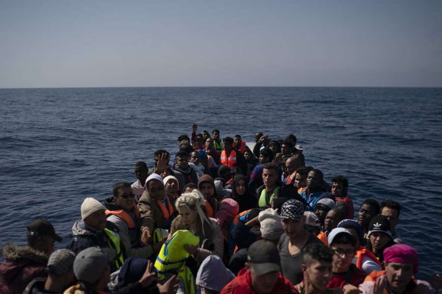 Drygt 100 flyktingar väntar på att bli räddade ur sin gummibåt på Medelhavet.