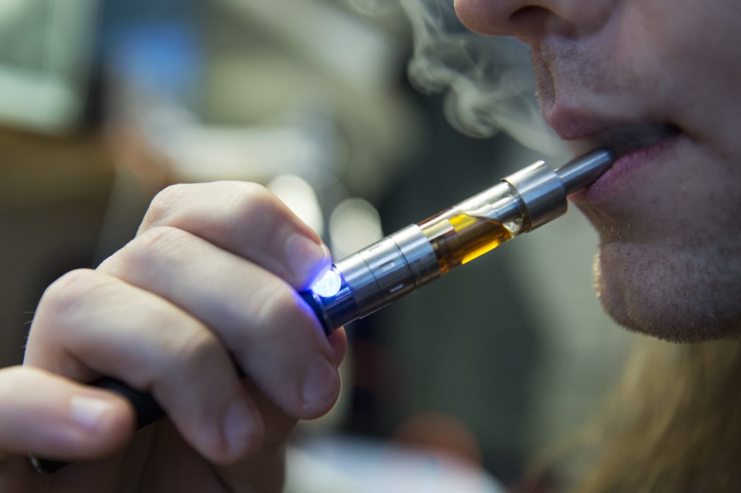 I dag vet forskare väldigt lite om de långsiktiga hälsoriskerna med att använda e-cigaretter, men Folkhälsomyndigheten anser att hälsoriskerna måste utredas ordentligt.