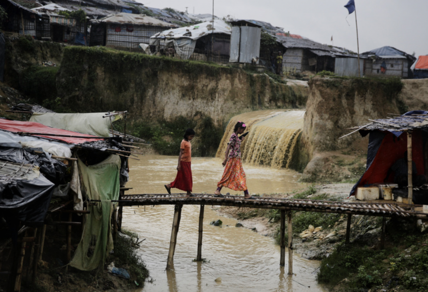Rohingyaflyktingarna som flytt från Myanmar över gränsen till Bangladesh och bor i läger som är svårt utsatta för översvämningar är ett exempel på en flyktinggrupp som flyr både från osäkerhet i sitt hemland och från klimatförändringarnas konsekvenser.
