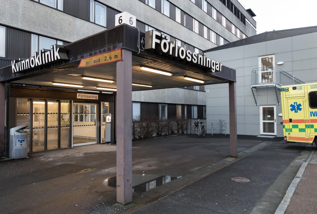 Neddragningar och hyrpersonal släcker bränder i förlossningsvården under sommaren.