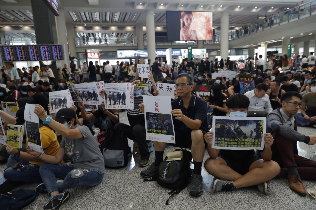 Hongkongs demokratiaktivister har inlett en tre dagar lång protest på Hongkongs flygplats.