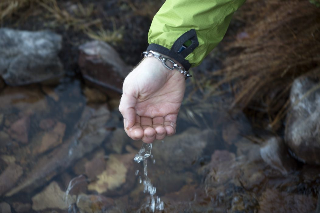 Att dricka vatten i fjällbäckar har hittills tagits för en självklarhet - men klimatkrisen riskerar att förändra det.
