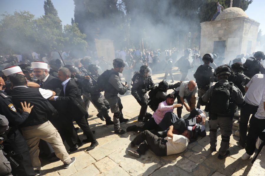 Flera personer har skadats i sammandrabbningar på Tempelberget i Jerusalem.
