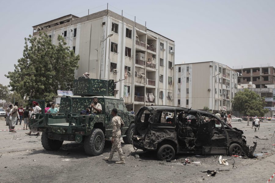 Civila och säkerhetsstyrkor vid platsen för en dödlig attack på en polisstation i Aden tidigare i augusti.