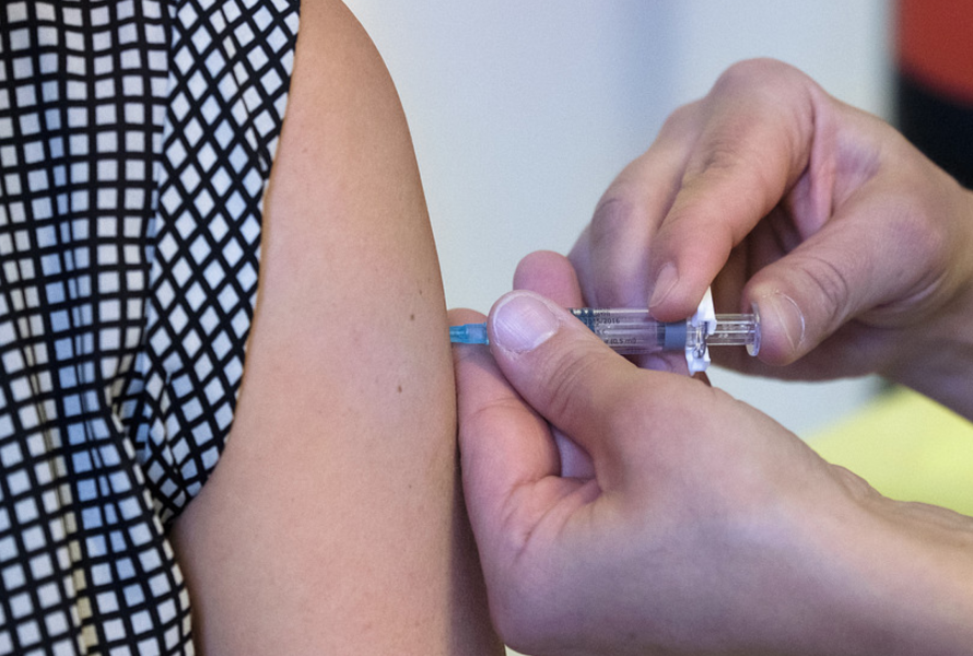 Allt fler svenskar vaccinerar sig mot fästingburen TBE.