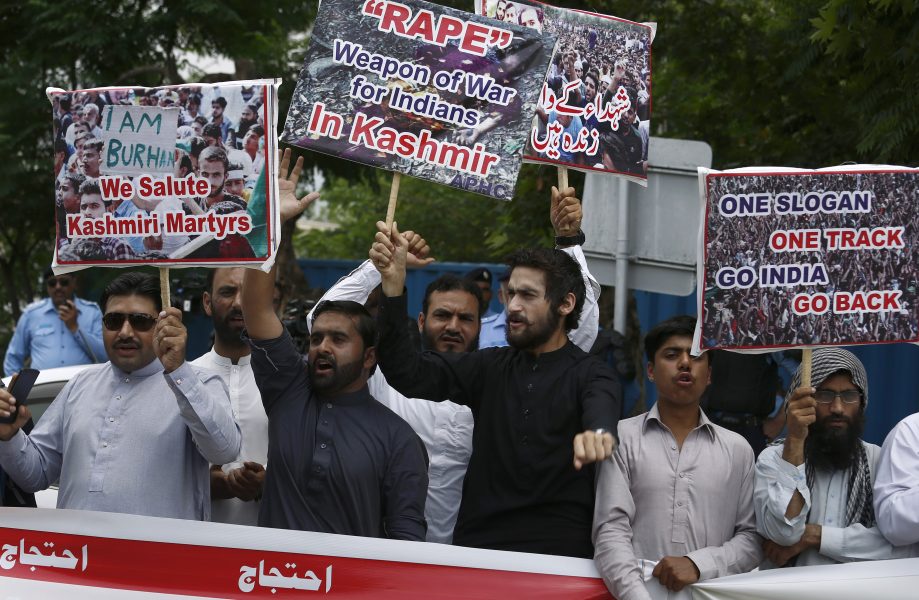 Människor protesterar mot Indiens avancemang i Kashmir i Islamabad, Pakistan.