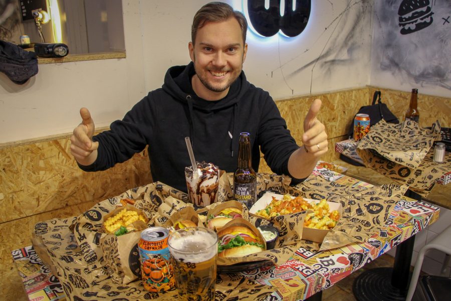 Gustav Johansson från Jävligt Gott bjuder, tillsammans med restaurangkedjan Bastard Burgers, gymnasieeleverna på veganburgare.