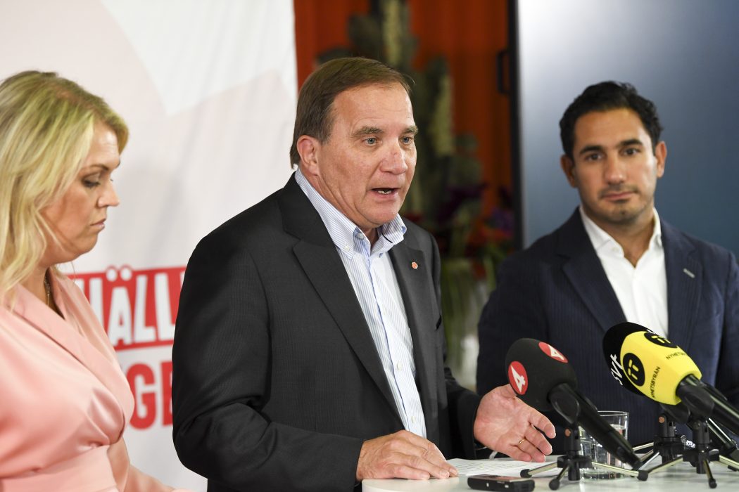 Socialminister Lena Hallengren (S), statsminister Stefan Löfven och civilminister Ardalan Shekarabi (S) under pressträffen i Björneborg.