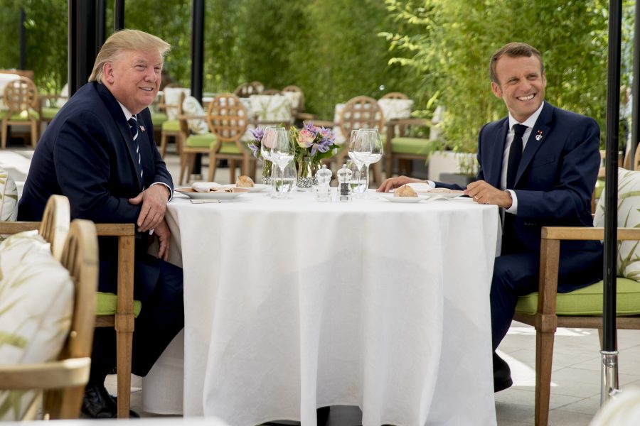 USA:s president Donald Trump bjöds på lunch av sin franske motpart Emmanuel Macron när han anlände till G7-mötet.
