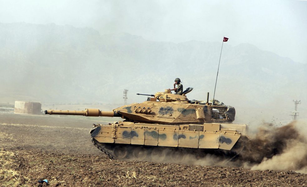 En turkisk stridsvagn vid en militärövning vid gränsen mot Irak.