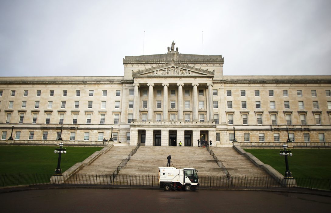 Stormont har varit upplöst sedan i början av 2017 och nu har ledare från unionistpartierna DUP och UUP manat till direktstyre från London något nationalister ser som ett hot mot fredsavtalet och ett stort steg bakåt.