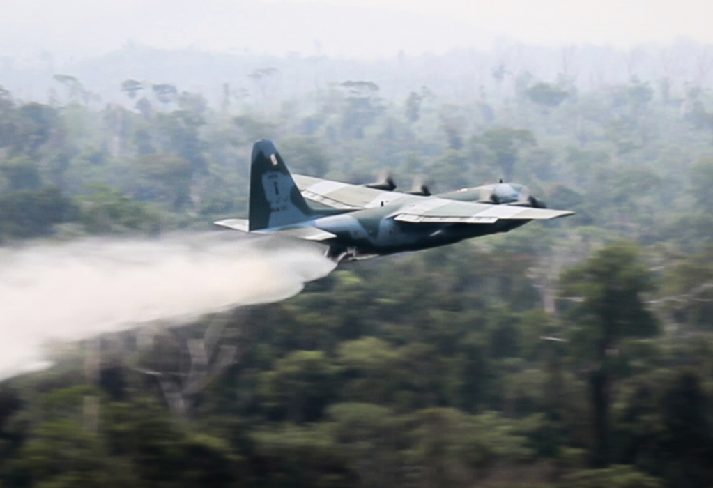 Herculesplan vattenbombar skogsbränderna i Amazonas.