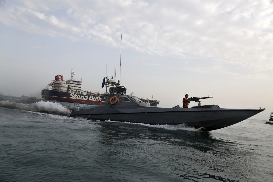 En motorbåt tillhörande Irans revolutionsgarde rör sig mot den brittiskflaggade oljetankern Stena Impero som ägs av svenska Stena Bulk.