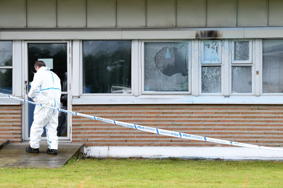 Polisens tekniker undersöker platsen där en eller flera personer kastat flaskor med brännbar vätska mot ett HVB-hem på Värmdö utanför Stockholm.